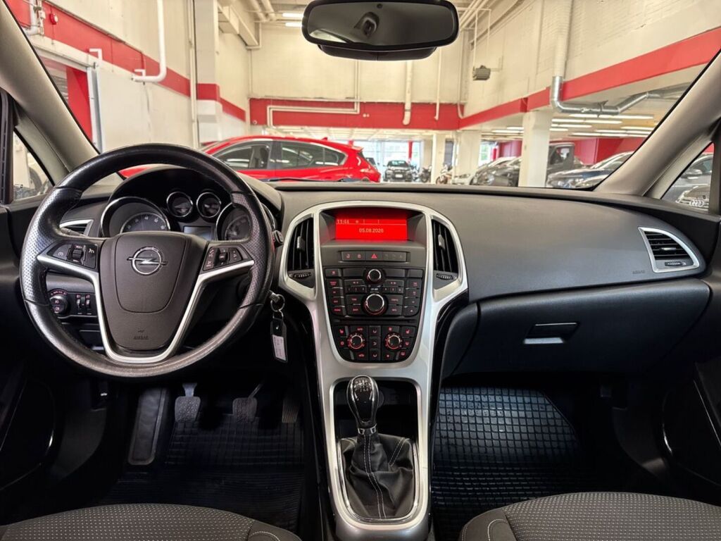 Opel Astra 2011 Punainen