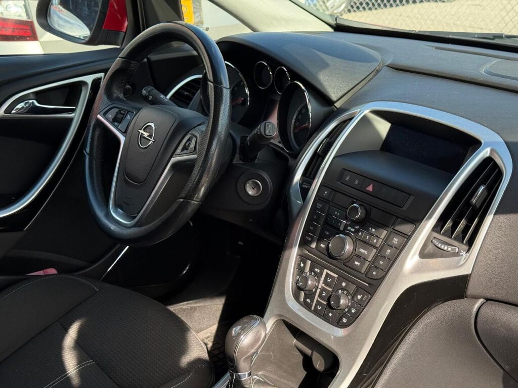 Opel Astra 2011 Punainen