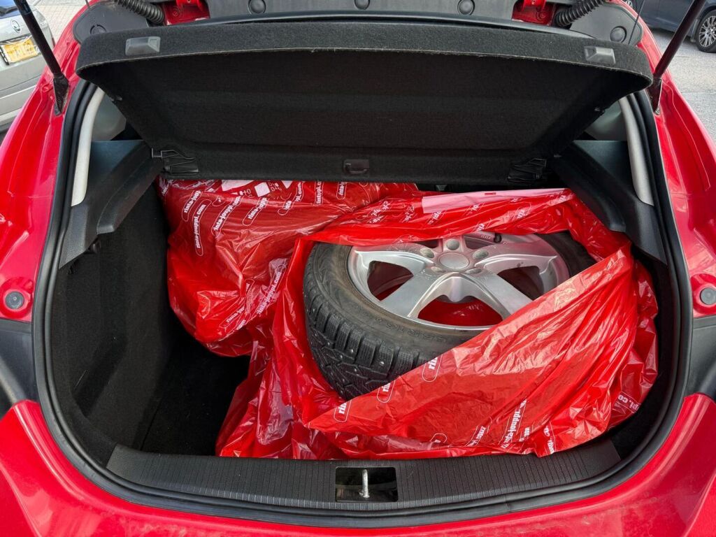 Opel Astra 2011 Punainen
