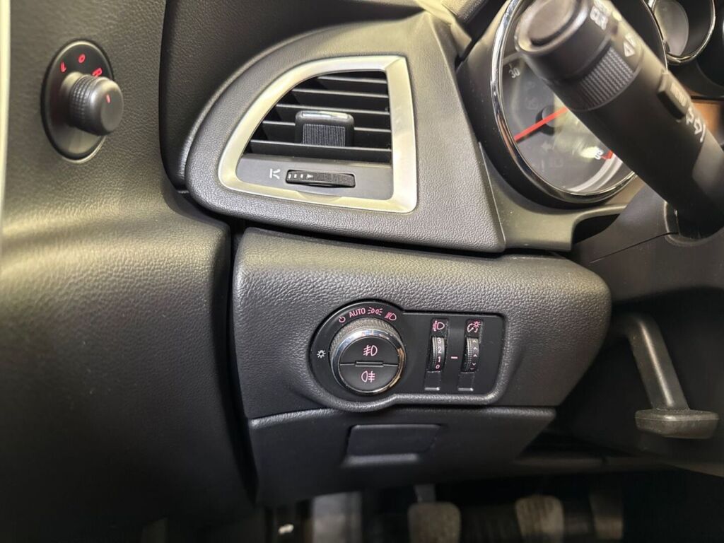 Opel Astra 2011 Punainen