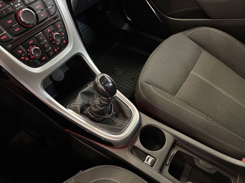 Opel Astra 2011 Punainen
