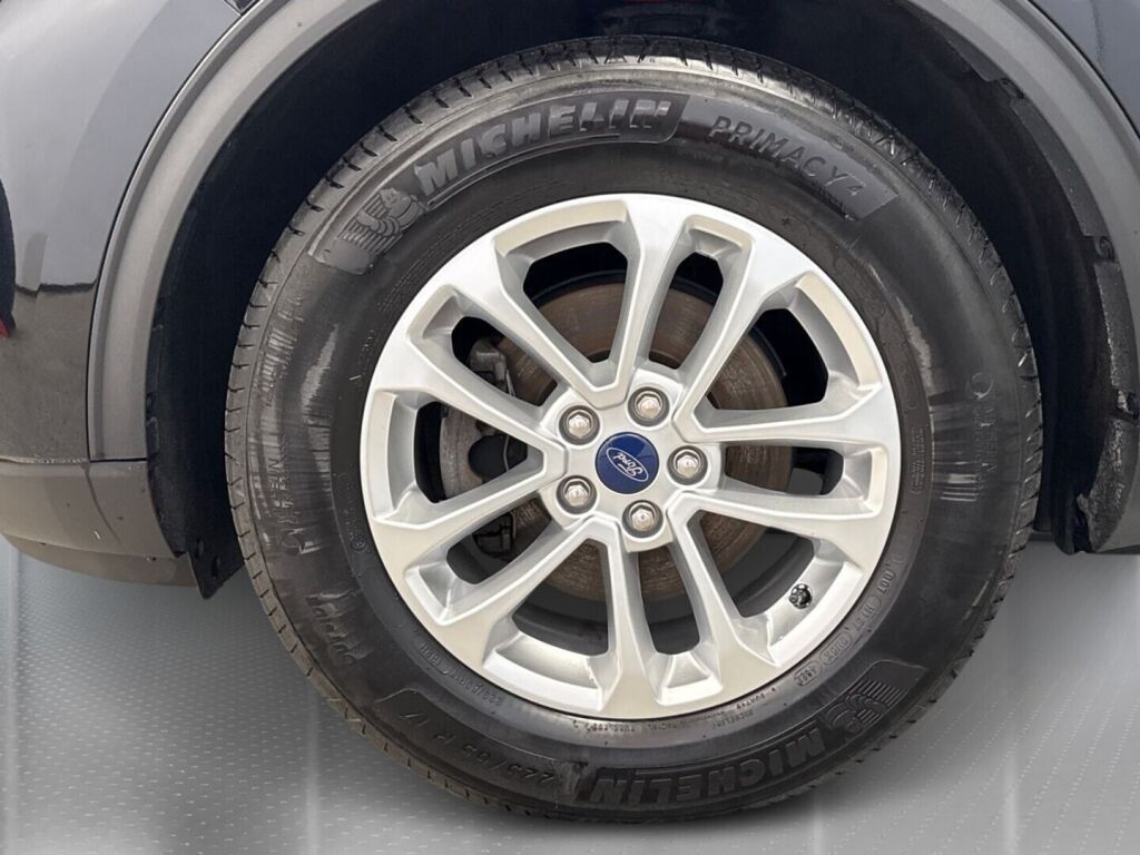 Ford Kuga 2022 Musta