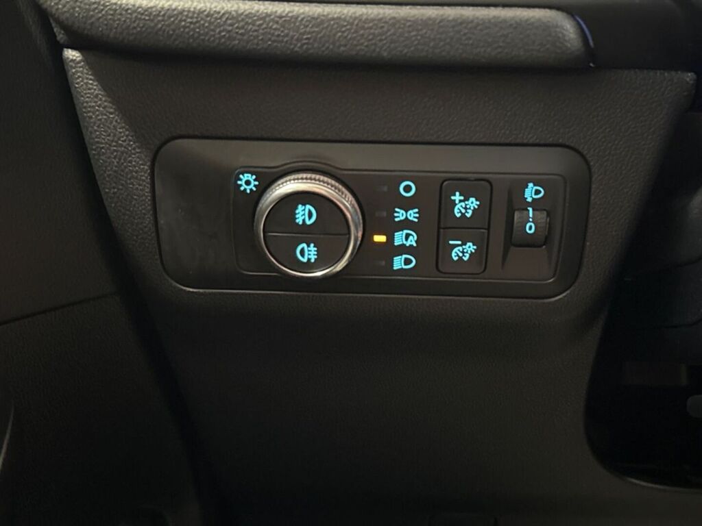 Ford Kuga 2022 Musta