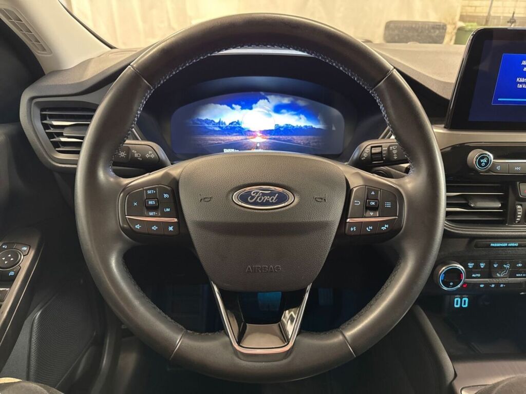 Ford Kuga 2022 Musta