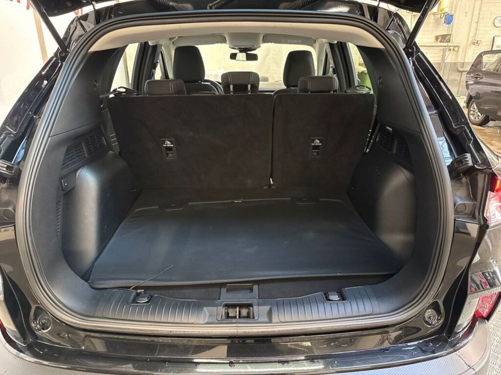 Ford Kuga 2022 Musta