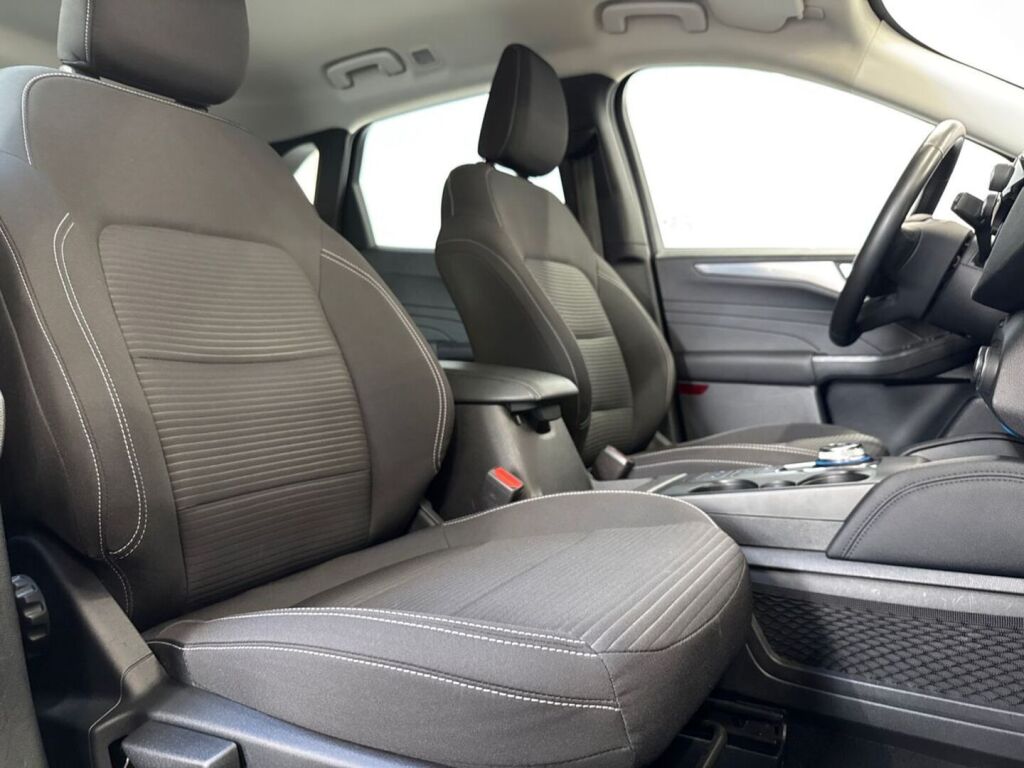 Ford Kuga 2022 Musta