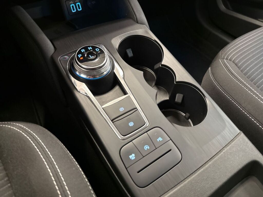 Ford Kuga 2022 Musta
