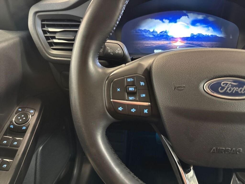 Ford Kuga 2022 Musta