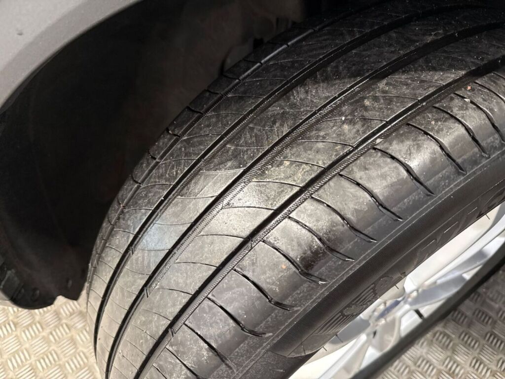 Ford Kuga 2022 Musta