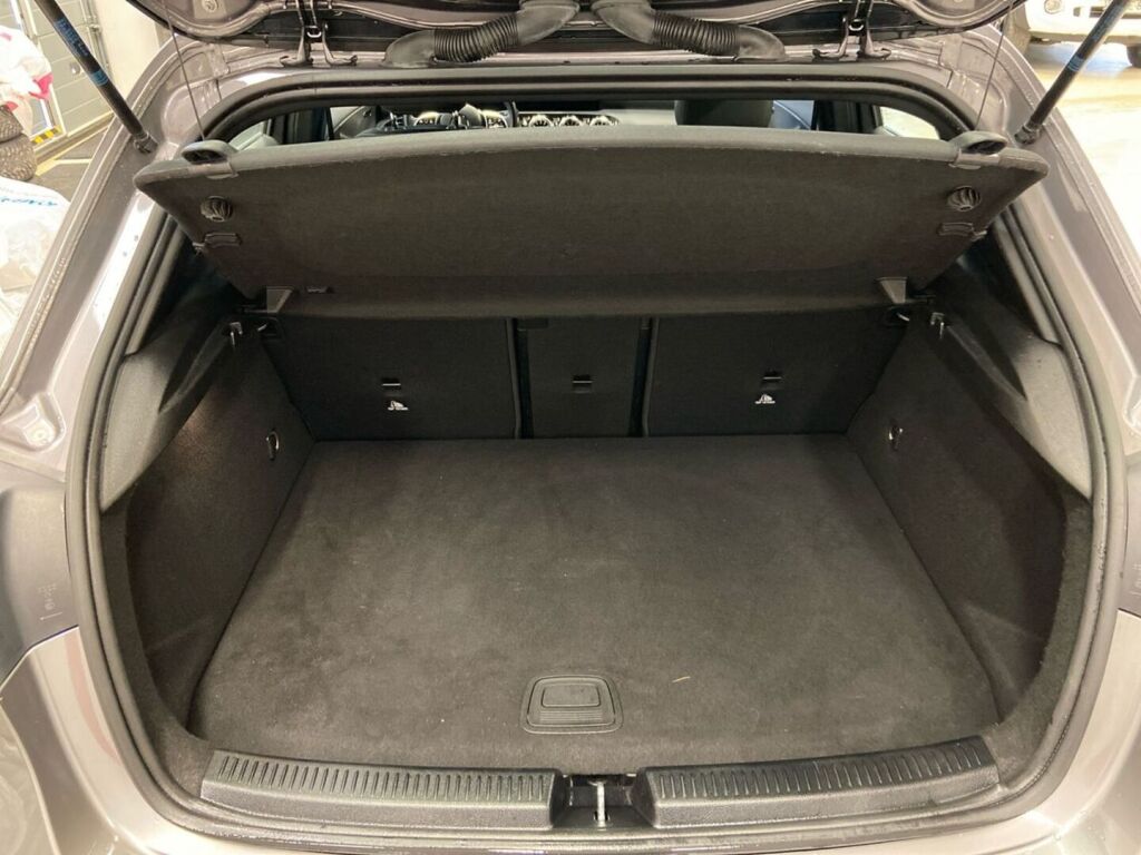 Mercedes-Benz A 2022 Harmaa