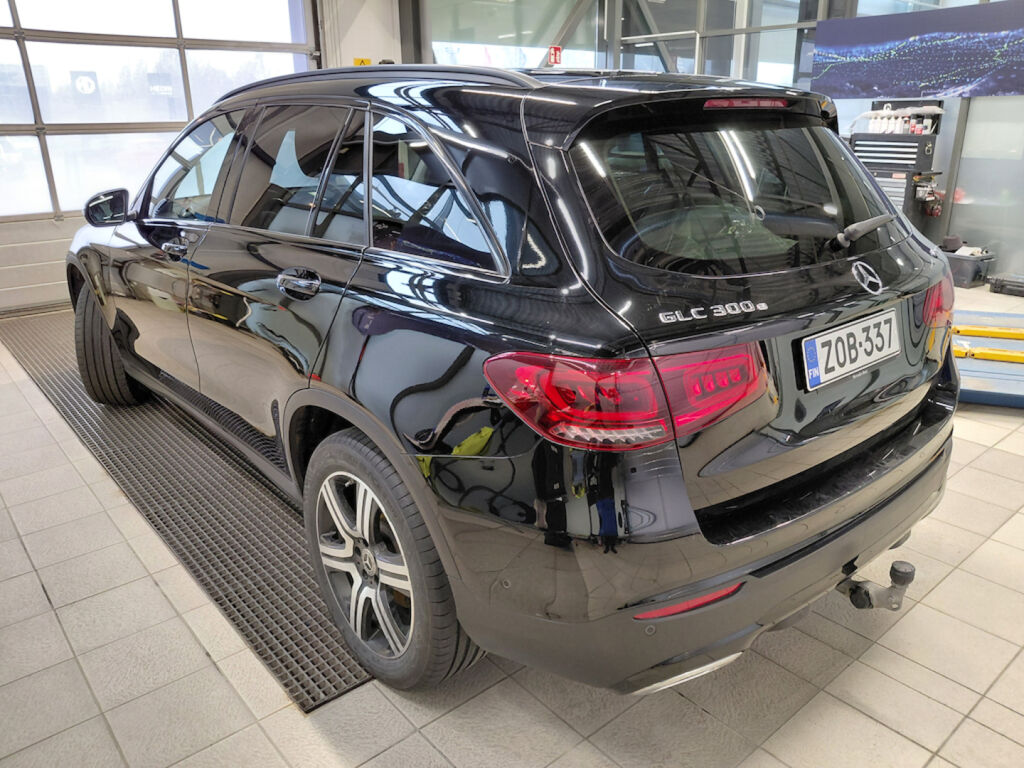 Mercedes-Benz GLC 2022 Musta