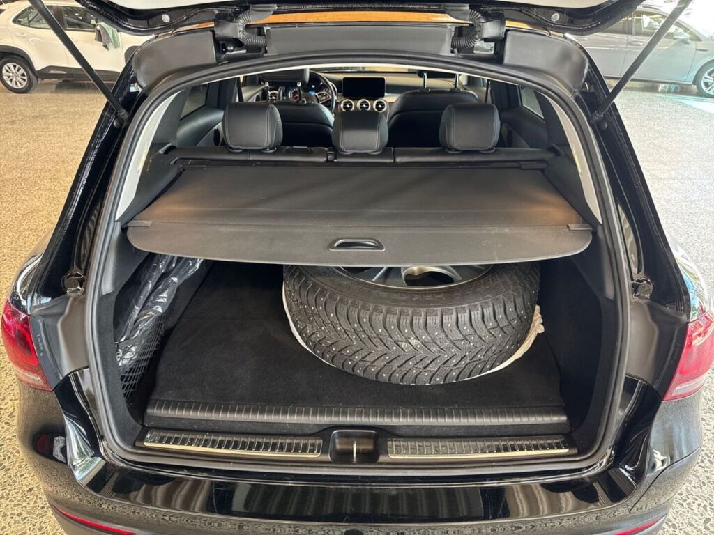 Mercedes-Benz GLC 2022 Musta