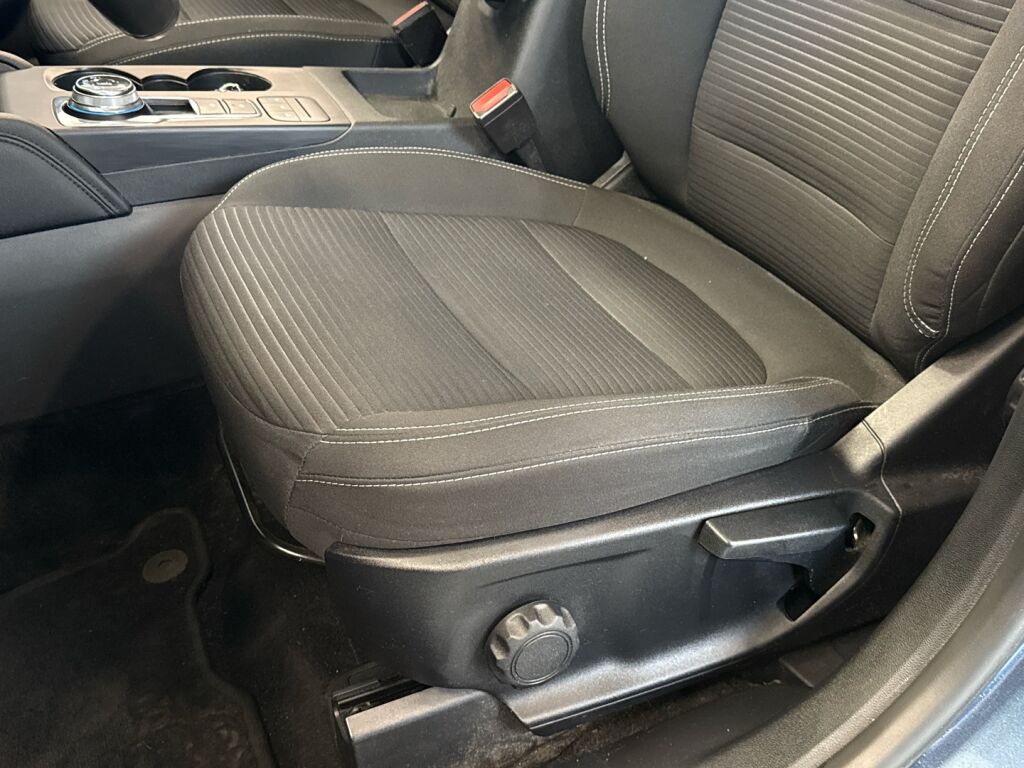 Ford Kuga 2021 Sininen