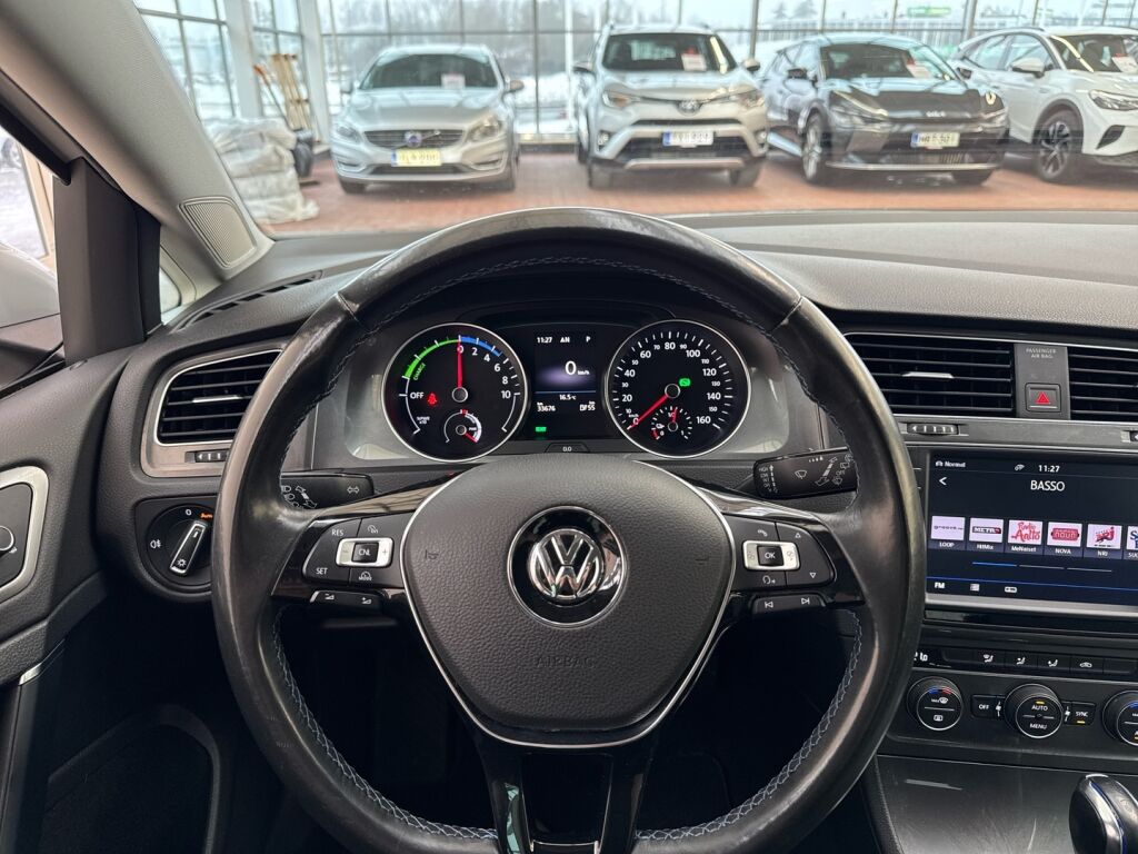 Volkswagen Golf 2017 Valkoinen