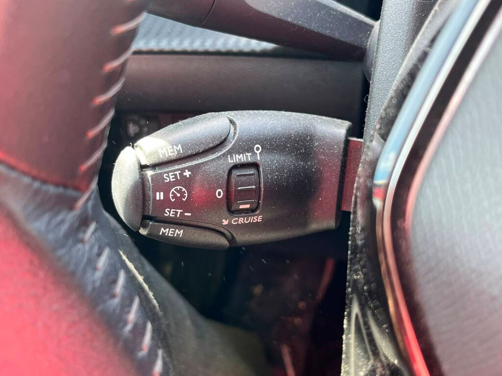 Peugeot e-208 2022 Keltainen