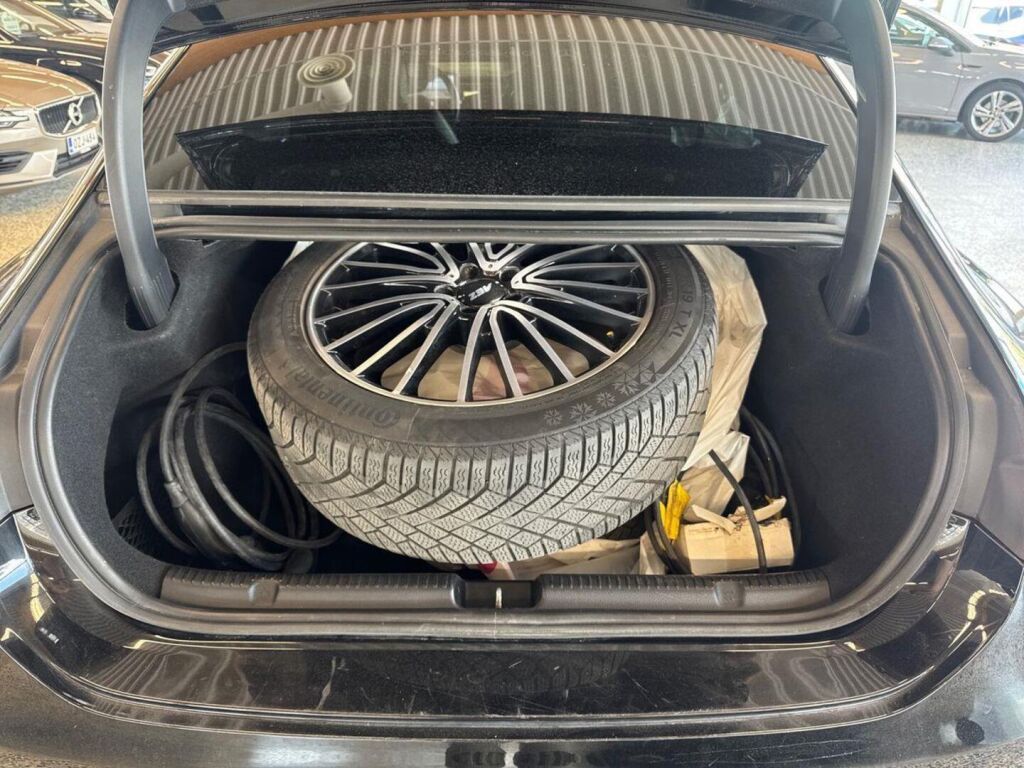 Mercedes-Benz EQE 2022 Musta