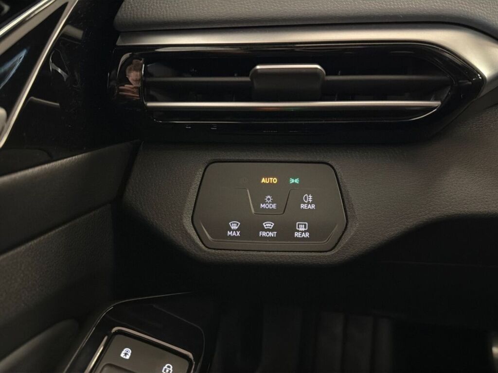 Volkswagen ID.4 2022 Musta