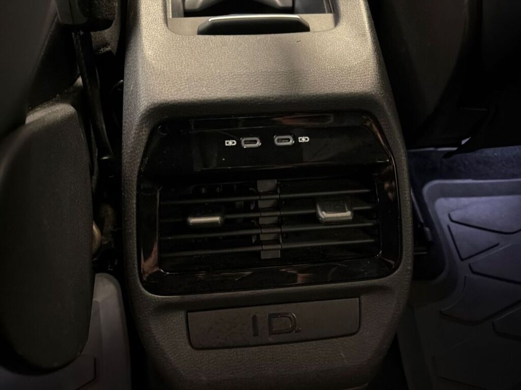 Volkswagen ID.4 2022 Musta