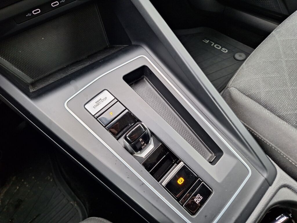 Volkswagen Golf 2022 Musta