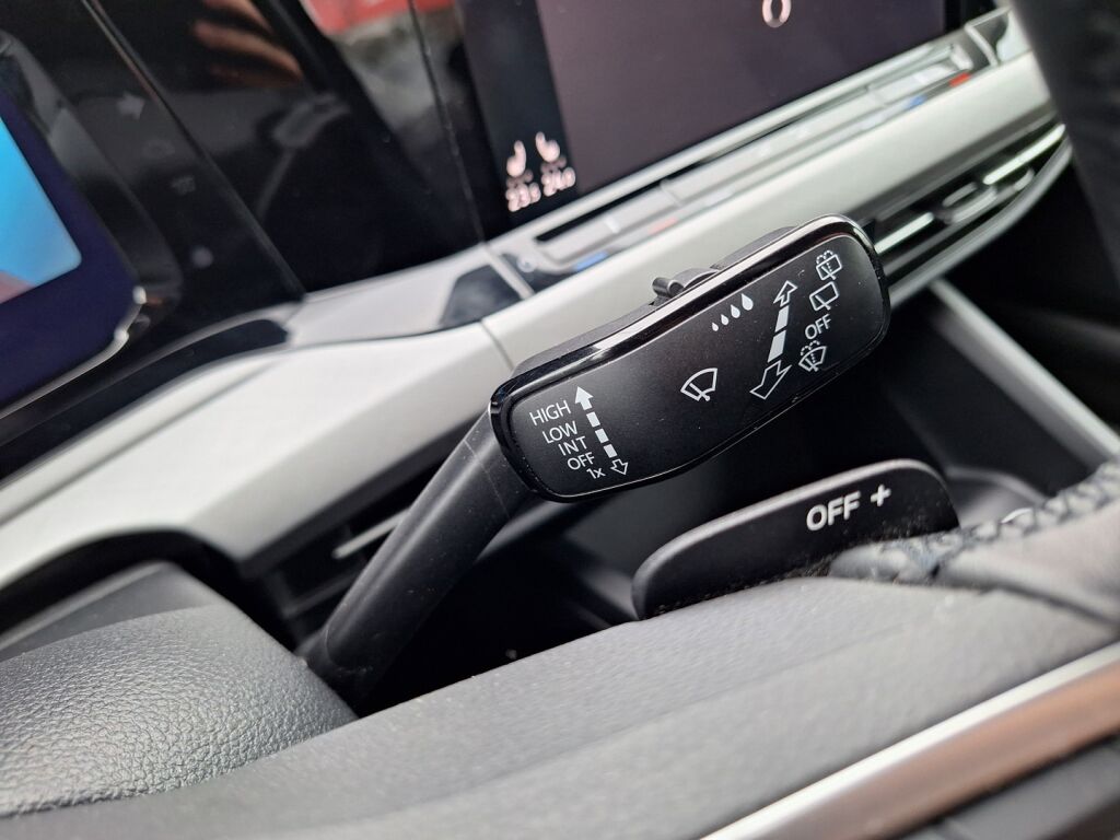 Volkswagen Golf 2022 Musta