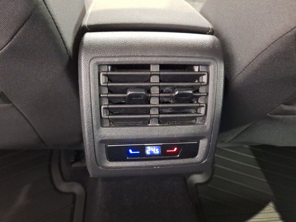 Volkswagen Golf 2022 Musta