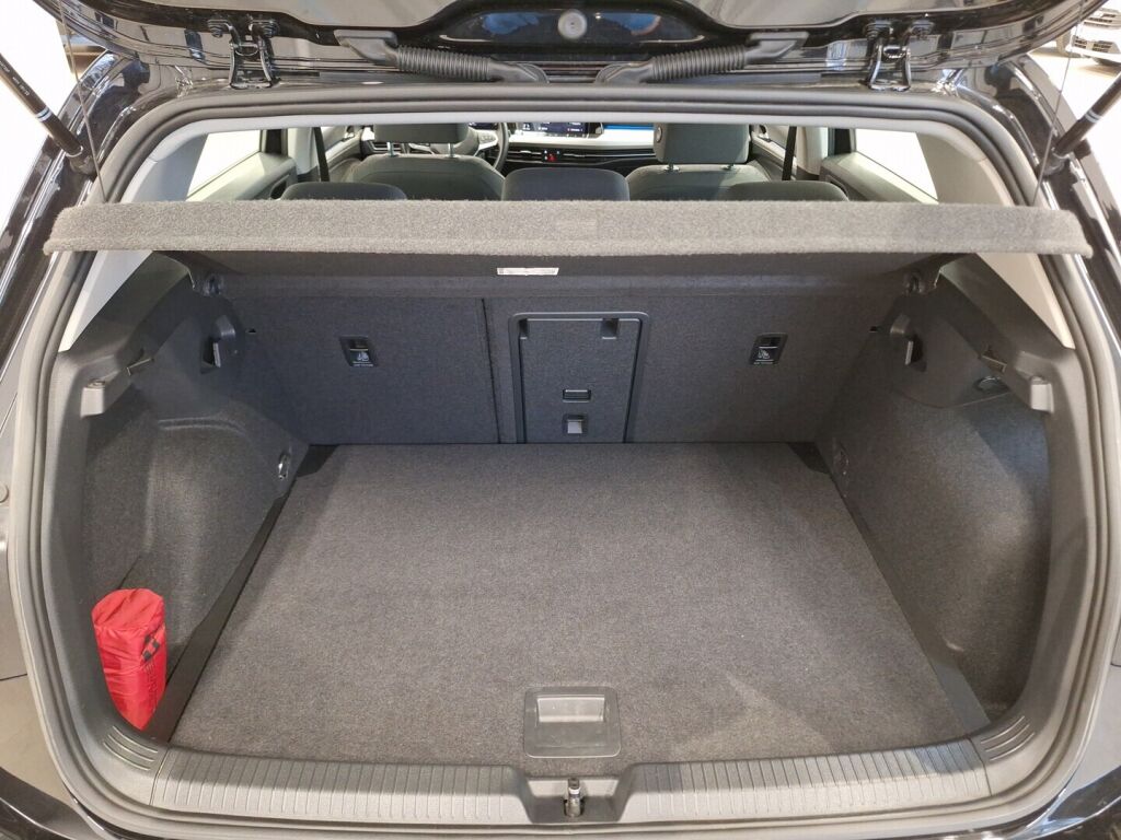 Volkswagen Golf 2022 Musta