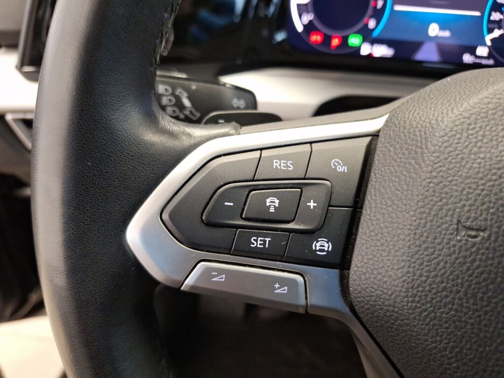 Volkswagen Golf 2022 Musta