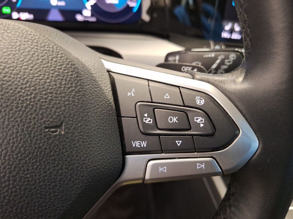 Volkswagen Golf 2022 Musta