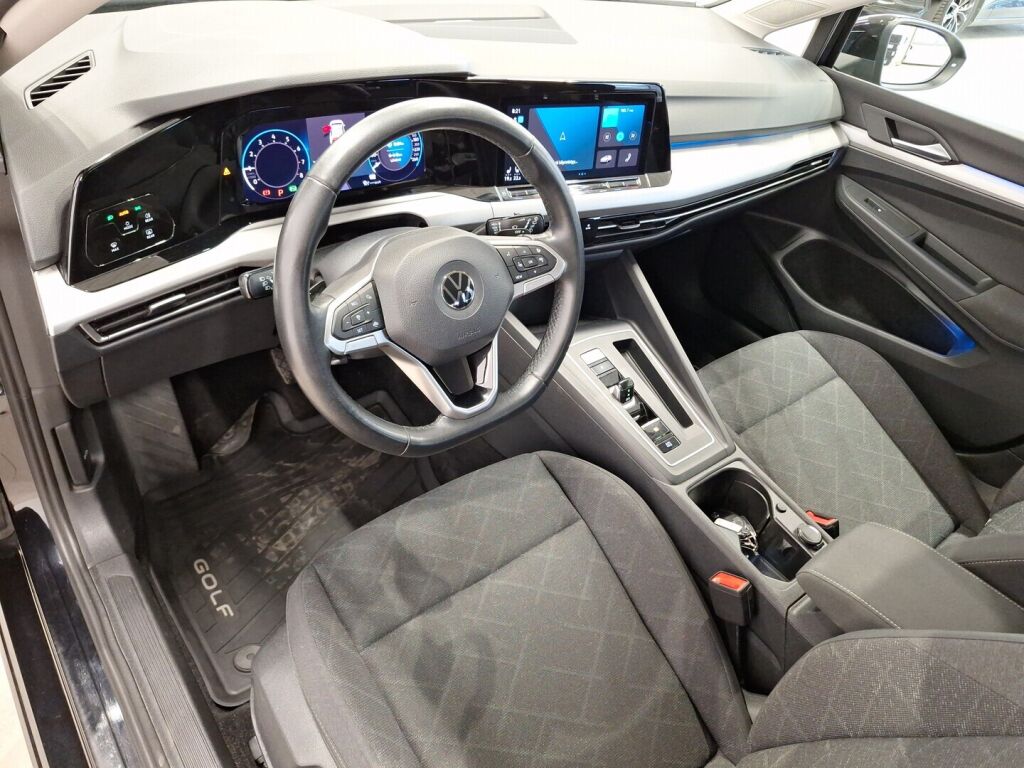 Volkswagen Golf 2022 Musta