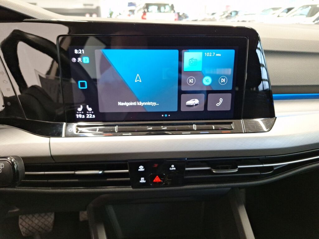 Volkswagen Golf 2022 Musta