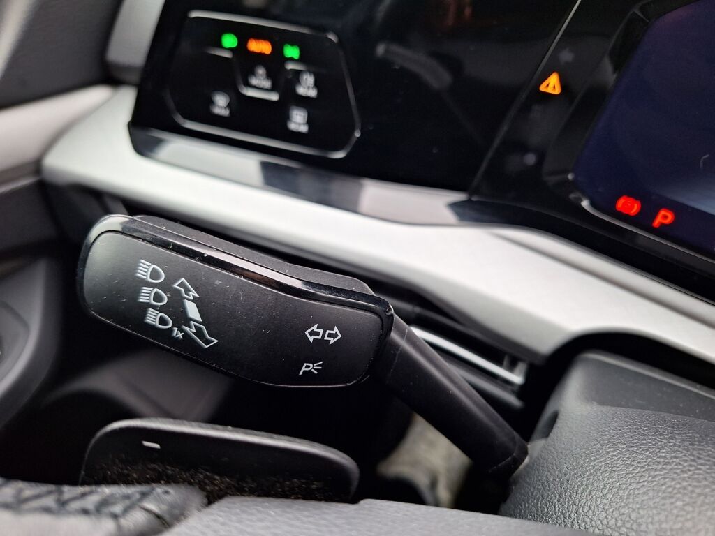 Volkswagen Golf 2022 Musta