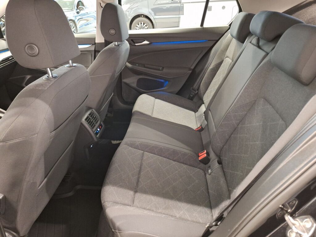 Volkswagen Golf 2022 Musta