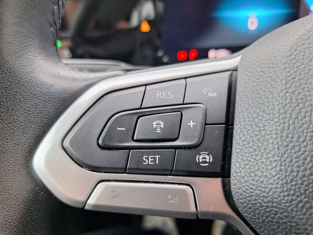 Volkswagen Golf 2022 Musta