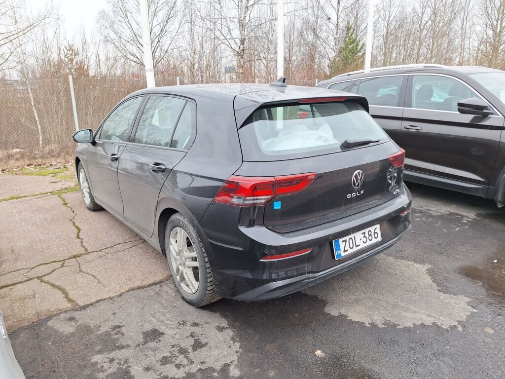 Volkswagen Golf 2022 Musta