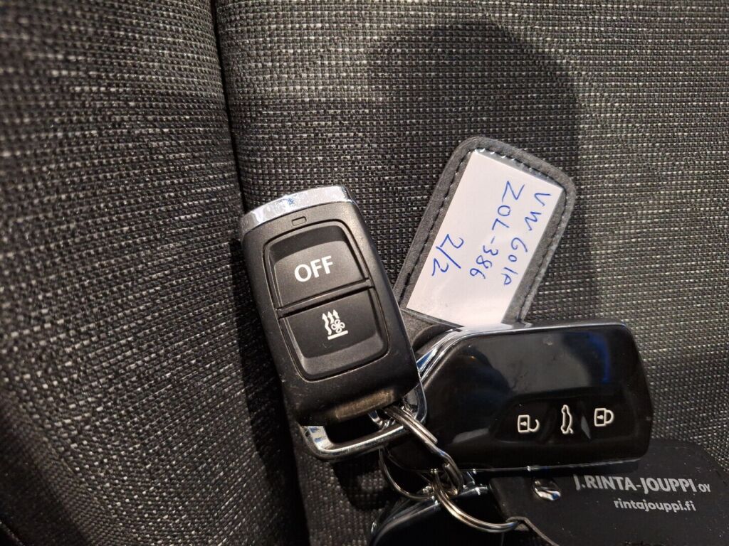 Volkswagen Golf 2022 Musta