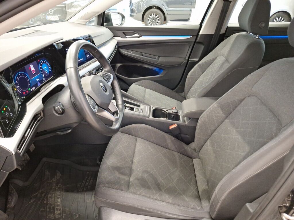 Volkswagen Golf 2022 Musta