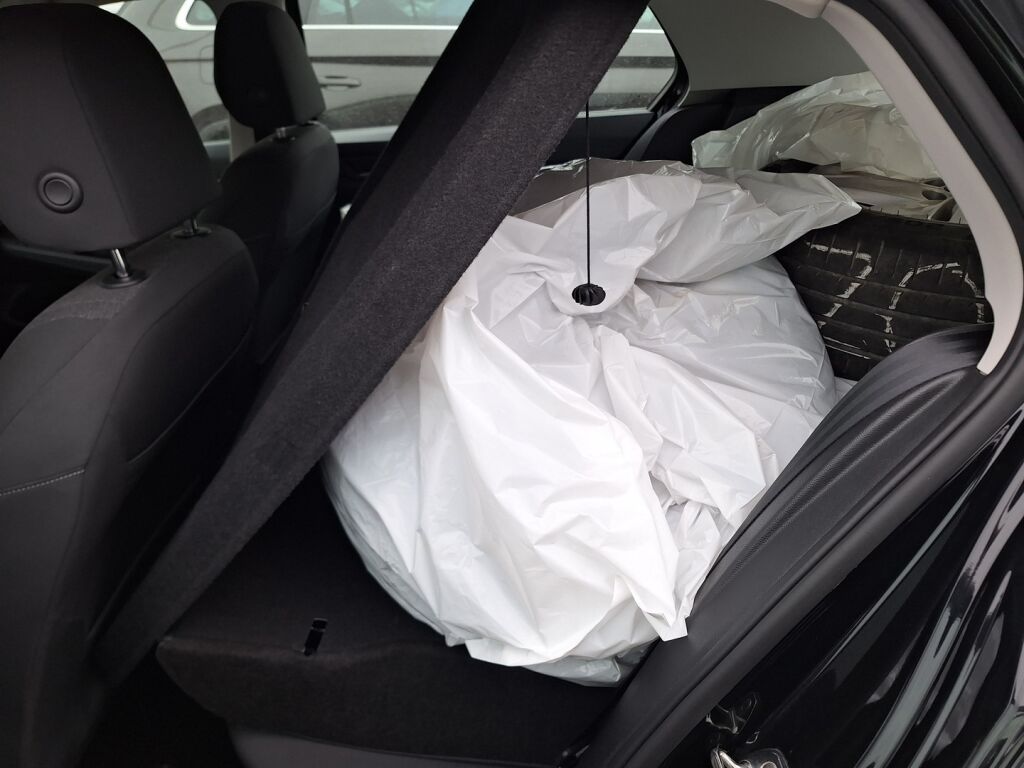 Volkswagen Golf 2022 Musta