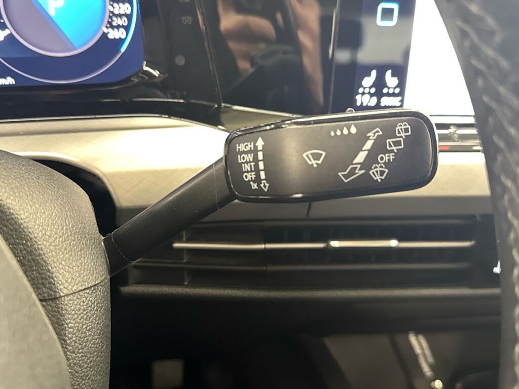 Volkswagen Golf 2022 Musta
