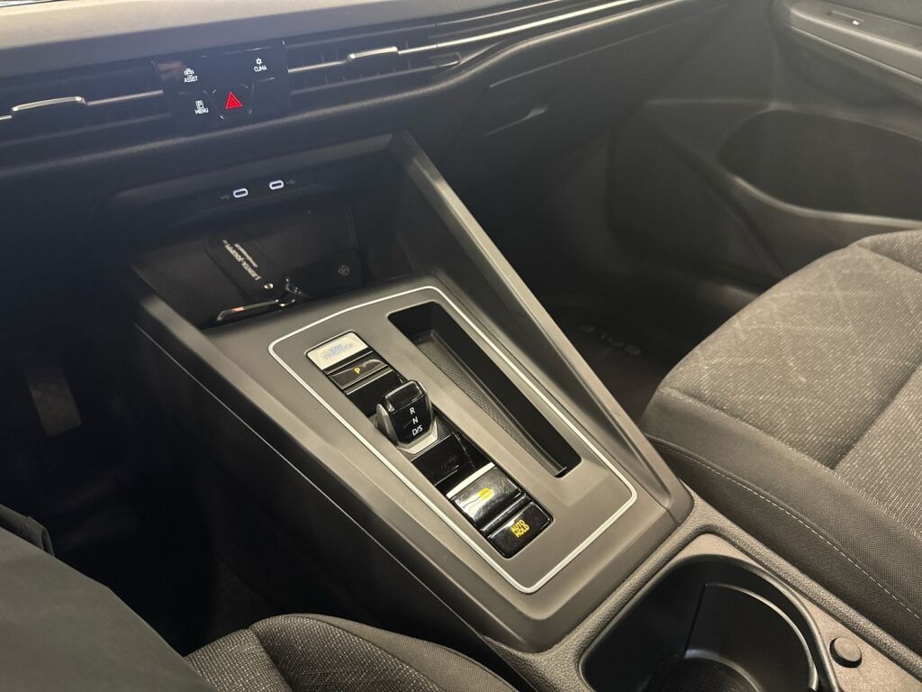 Volkswagen Golf 2022 Musta
