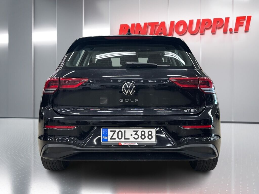 Volkswagen Golf 2022 Musta