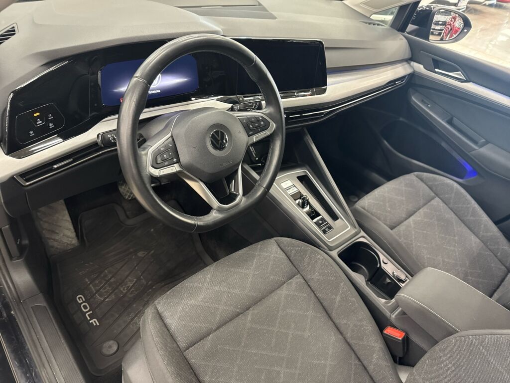 Volkswagen Golf 2022 Musta