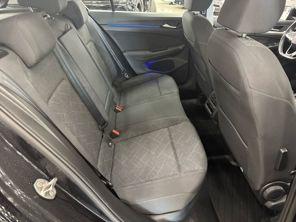 Volkswagen Golf 2022 Musta