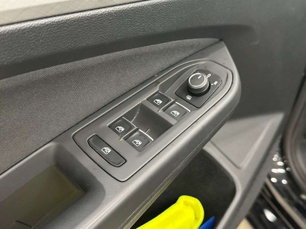 Volkswagen Golf 2022 Musta