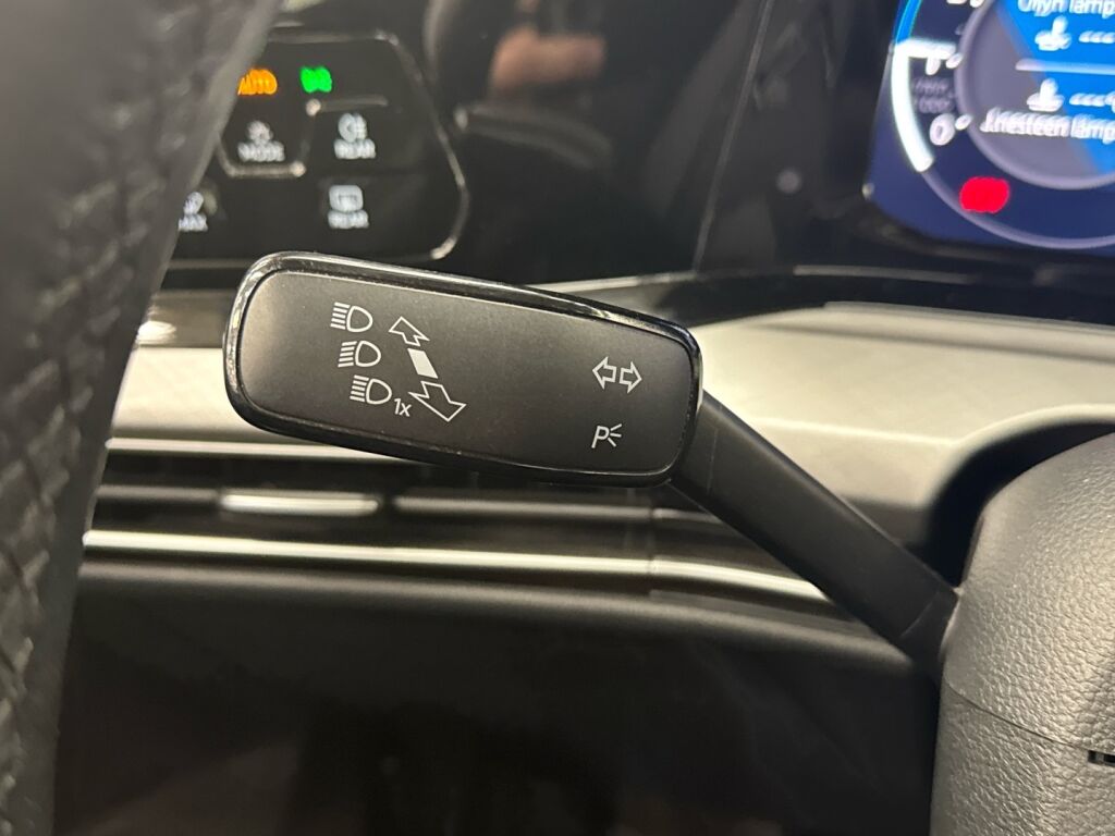 Volkswagen Golf 2022 Musta