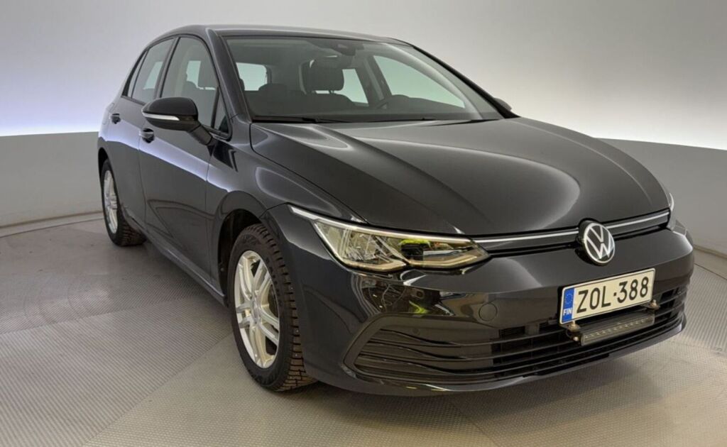 Volkswagen Golf 2022 Musta