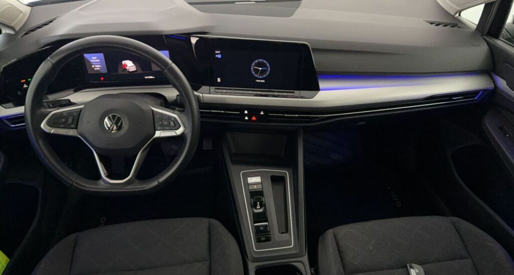 Volkswagen Golf 2022 Musta