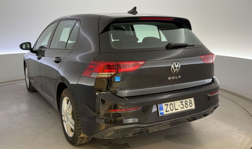 Volkswagen Golf 2022 Musta