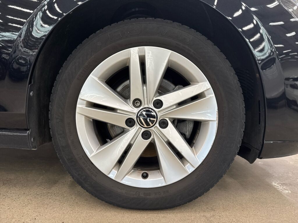 Volkswagen Golf 2022 Musta