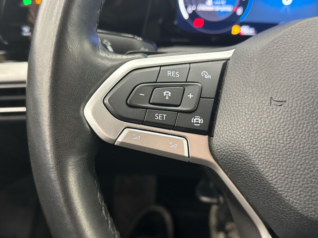 Volkswagen Golf 2022 Musta