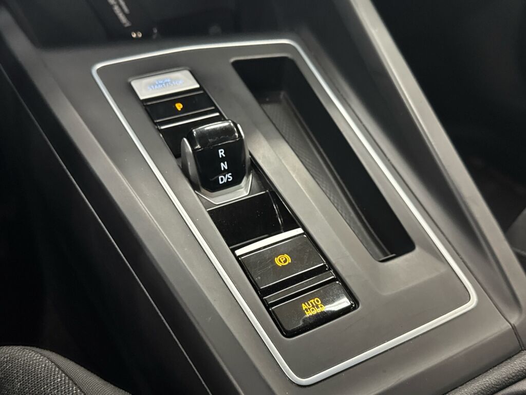 Volkswagen Golf 2022 Musta